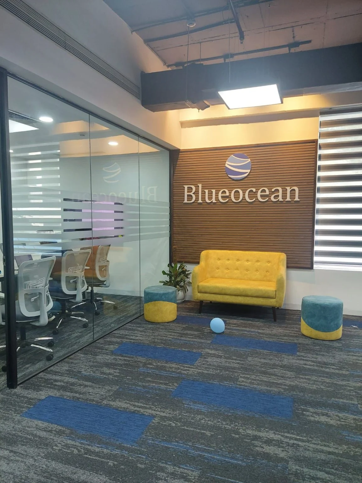 Slim aluminium office partition
